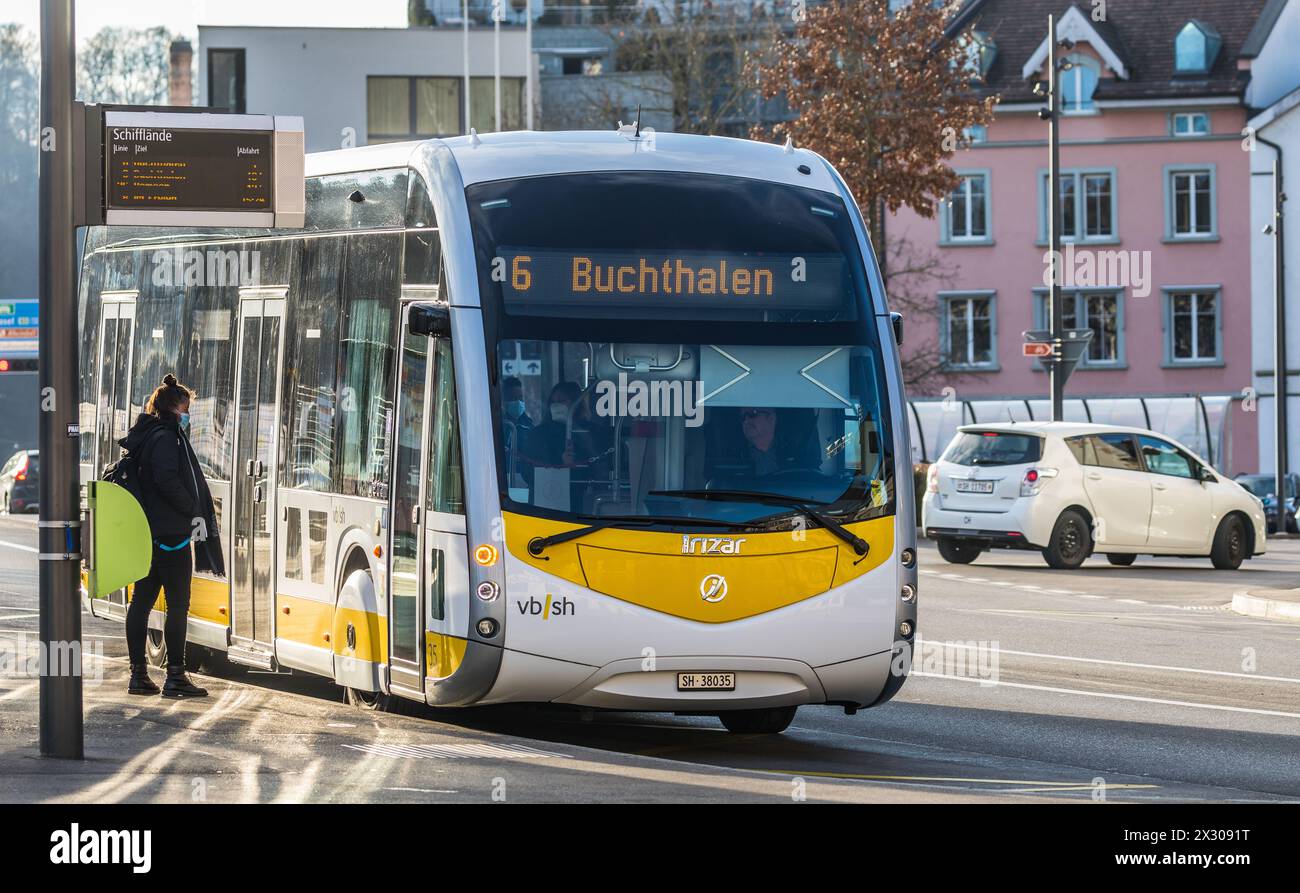 Schaffhausen, Schweiz - 17. Gennaio 2021: Seit einigen Wochen fahren die Verkehrsbetriebe Schaffhausen mit Elektrobussen. Foto Stock