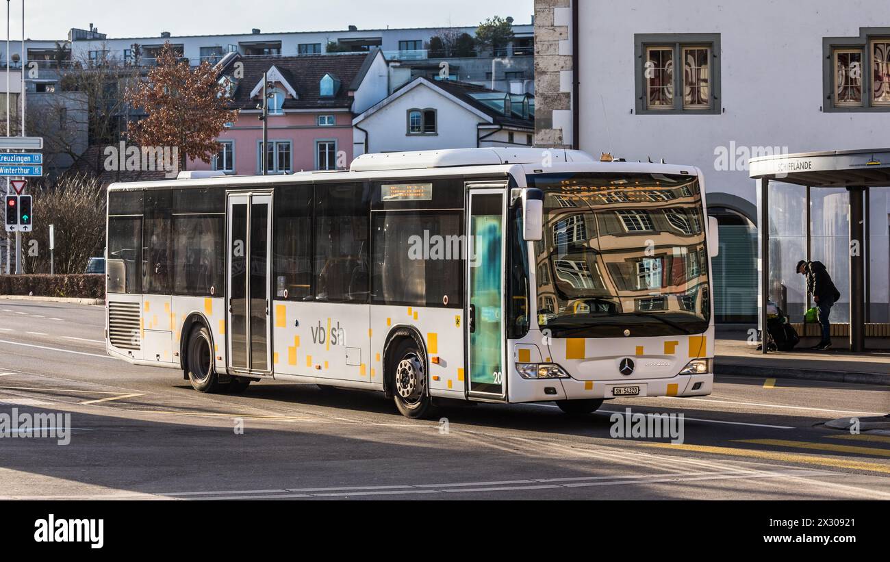 Schaffhausen, Schweiz - 17. Gennaio 2021: Ein Bus des öffentlichen Verkehrs der Verkehrsbetriebe Schaffhausen. Foto Stock