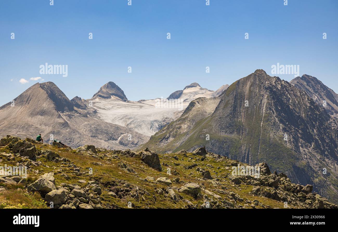 Blick vom Nufenenpass auf den Griesgletscher im Rhonetal. (Nufenenpass, Schweiz, 18.07.2022) Foto Stock