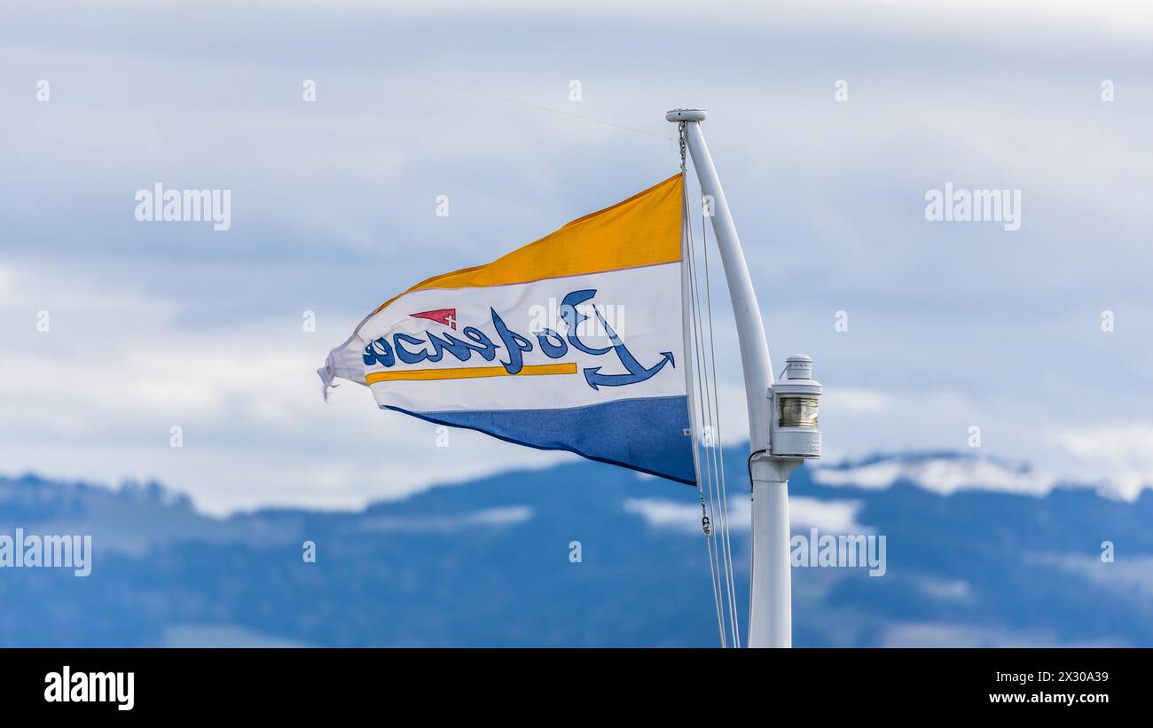 Romanshorn, Schweiz - 20. Febbraio 2022: Die Fahne weht schon steif im Wind. Foto Stock