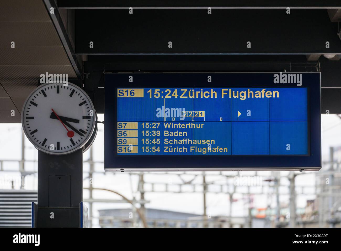 Zürich, Schweiz - 11. Gennaio 2022: Ein Schild zeigt die nächsten Abfahrt auf einem Gleis am Bahnhof Zürich-Oerlikon an. Foto Stock