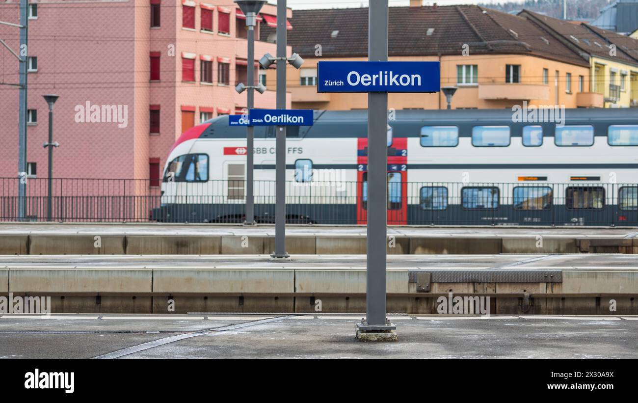 Zürich, Schweiz - 11. Gennaio 2022: Ein Zug fahrt vom Bahnhof Zürich-Oerlikon los. Foto Stock