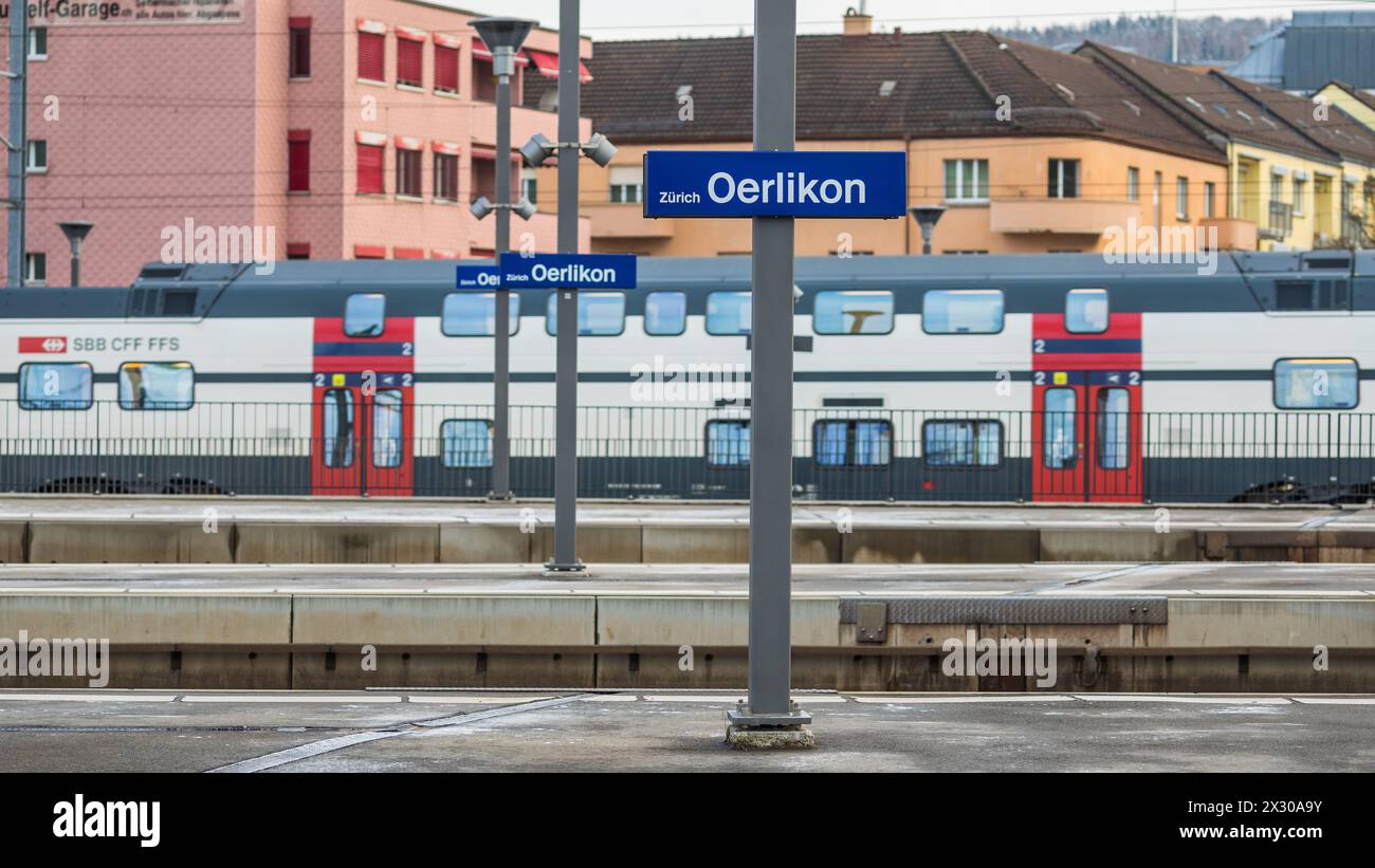 Zürich, Schweiz - 11. Gennaio 2022: Ein Zug fahrt vom Bahnhof Zürich-Oerlikon los. Foto Stock