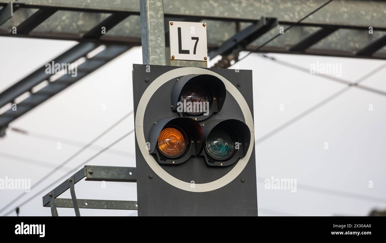 Zürich, Schweiz - 11. Gennaio 2022: Ein Bahnsignal beim Bahnhof Zürich-Oerlikon steht auf arancione. Foto Stock
