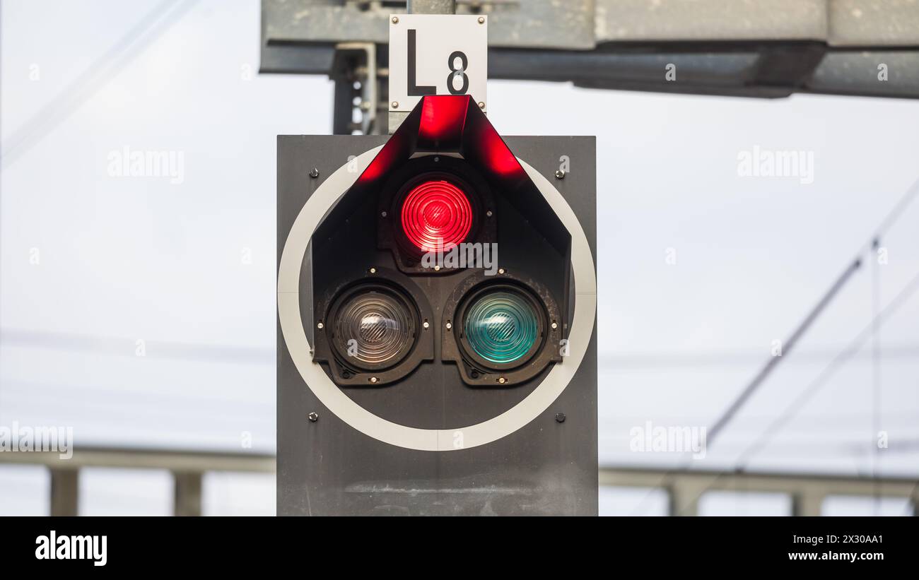 Zürich, Schweiz - 11. Gennaio 2022: Ein Bahnsignal beim Bahnhof Zürich-Oerlikon steht auf rot. Foto Stock