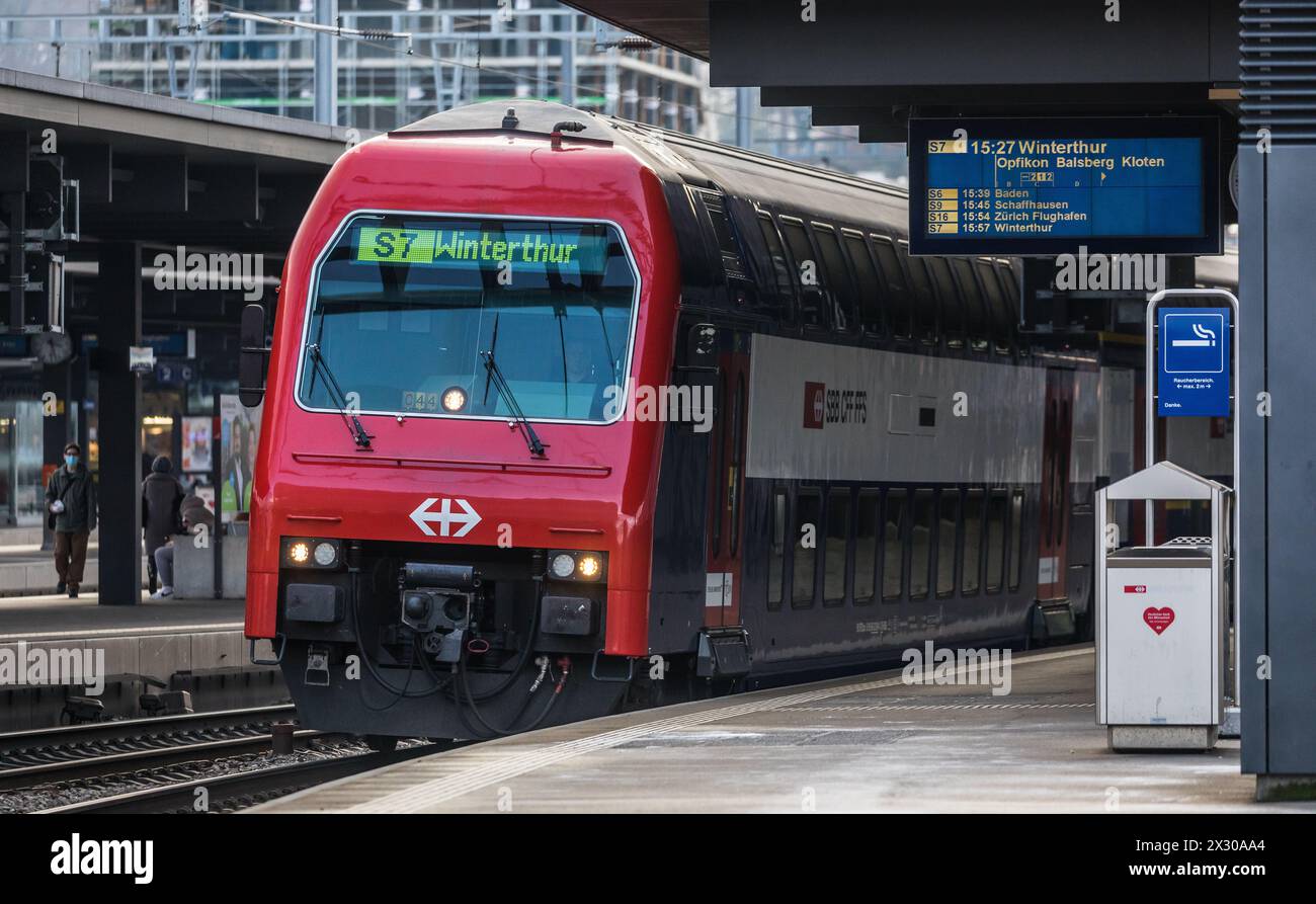 Zürich, Schweiz - 11. Gennaio 2021: Die Zürcher S-Bahn S7 fährt aus dem Bahnhof Zürich-Oerlikon aus. Zielbahnhof ist der Bahnhof Winterthur. Foto Stock