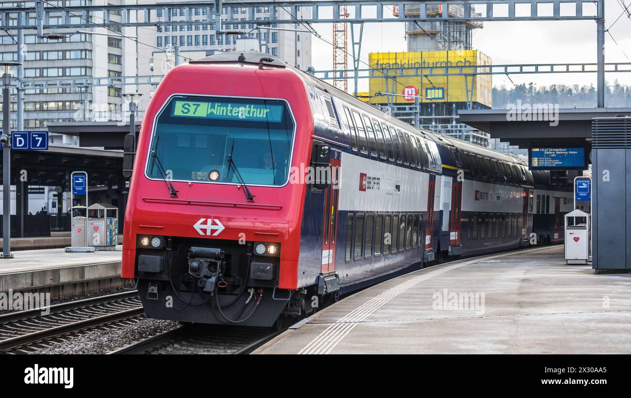 Zürich, Schweiz - 11. Gennaio 2021: Die Zürcher S-Bahn S7 fährt aus dem Bahnhof Zürich-Oerlikon aus. Zielbahnhof ist der Bahnhof Winterthur. Foto Stock