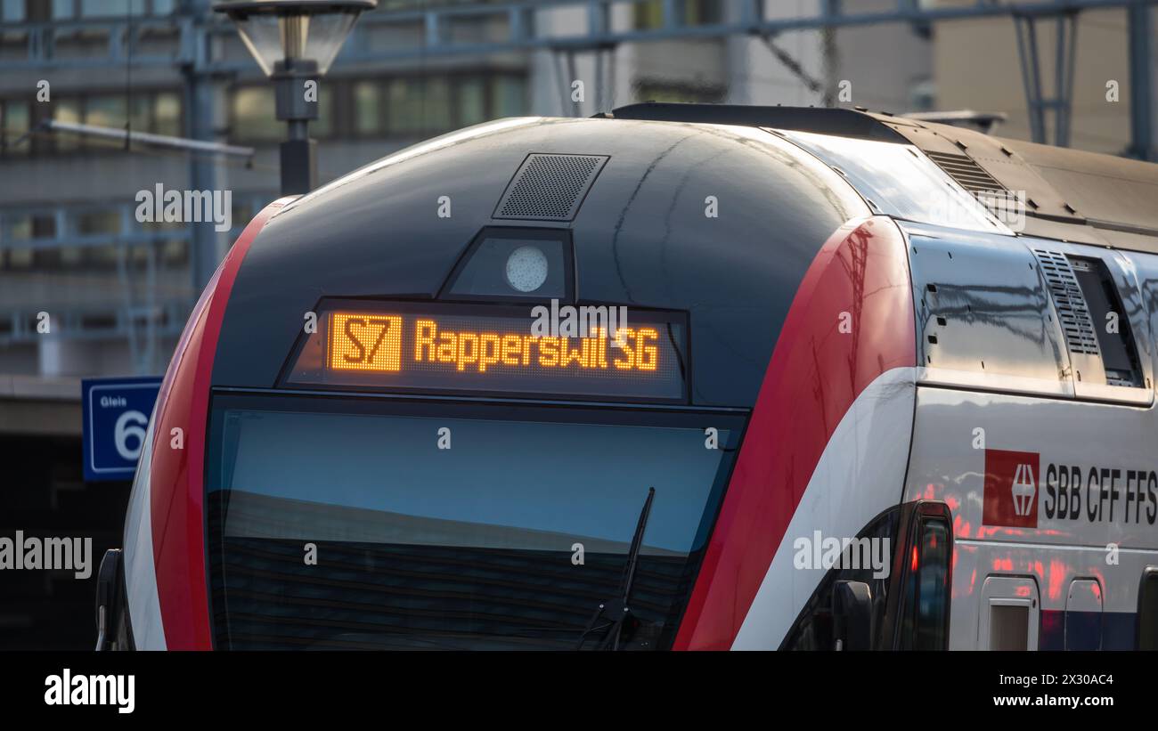 Zürich, Schweiz - 11. Gennaio 2022: Beschriftung der Zürcher S-Bahn 7 (S7) a Fahrtrichtung Rapperswil SG. Foto Stock