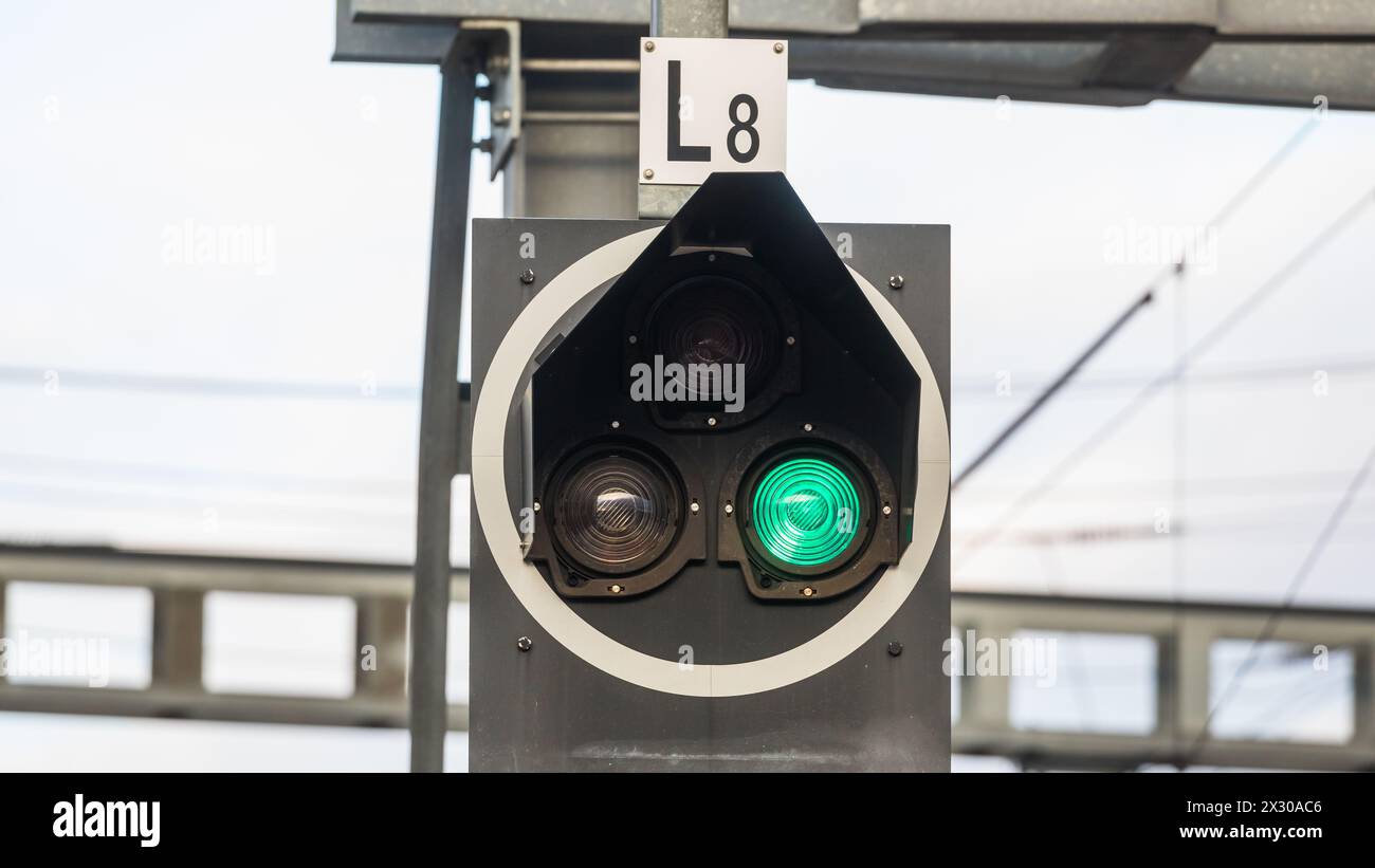 Zürich, Schweiz - 11. Gennaio 2022: Ein Bahnsignal beim Bahnhof Zürich-Oerlikon steht auf Grün. Foto Stock