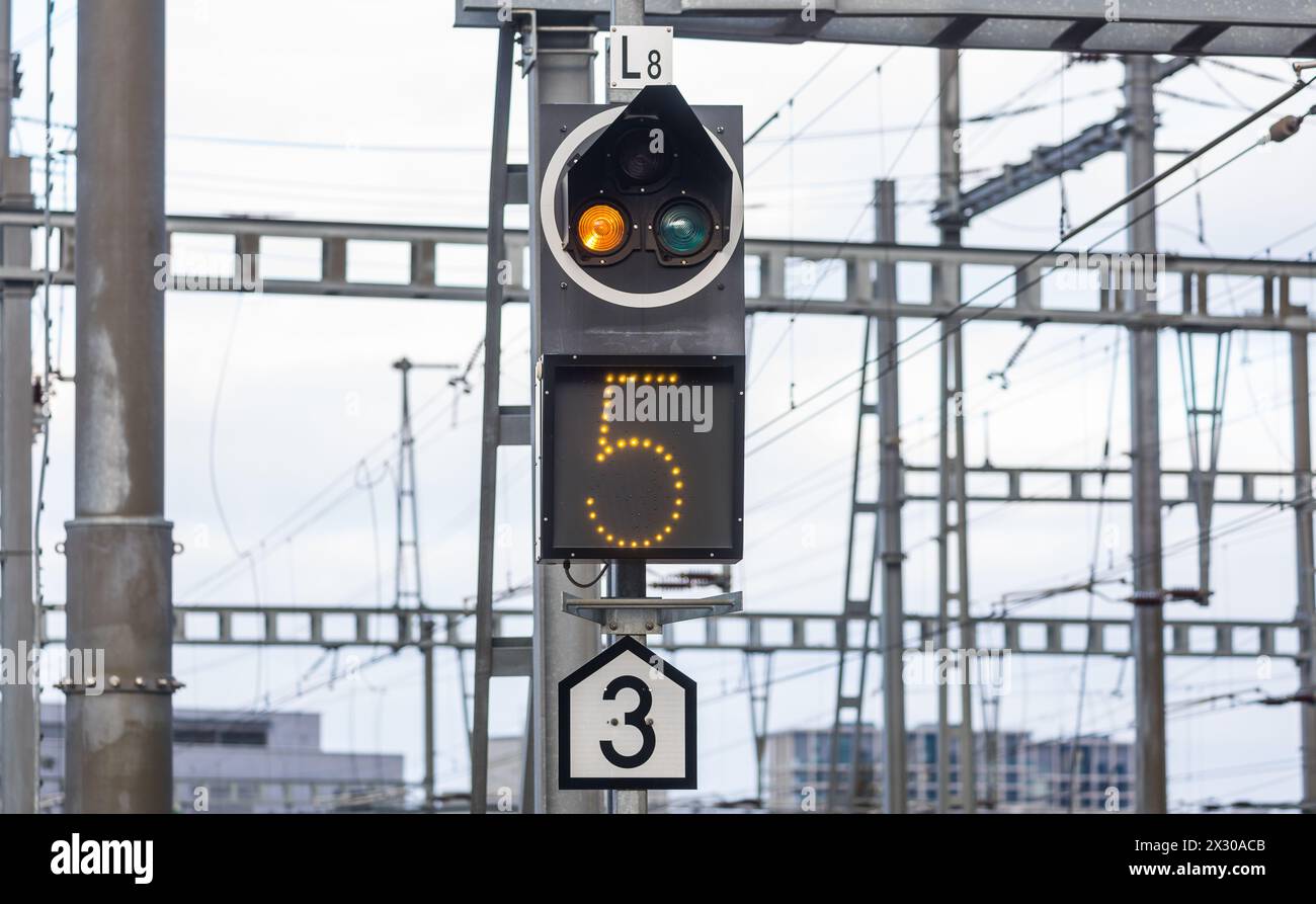 Zürich, Schweiz - 11. Gennaio 2022: Ein Bahnsignal beim Bahnhof Zürich-Oerlikon steht auf arancione. Der Lokführer darf max 50 km/h fahren, respektive Foto Stock