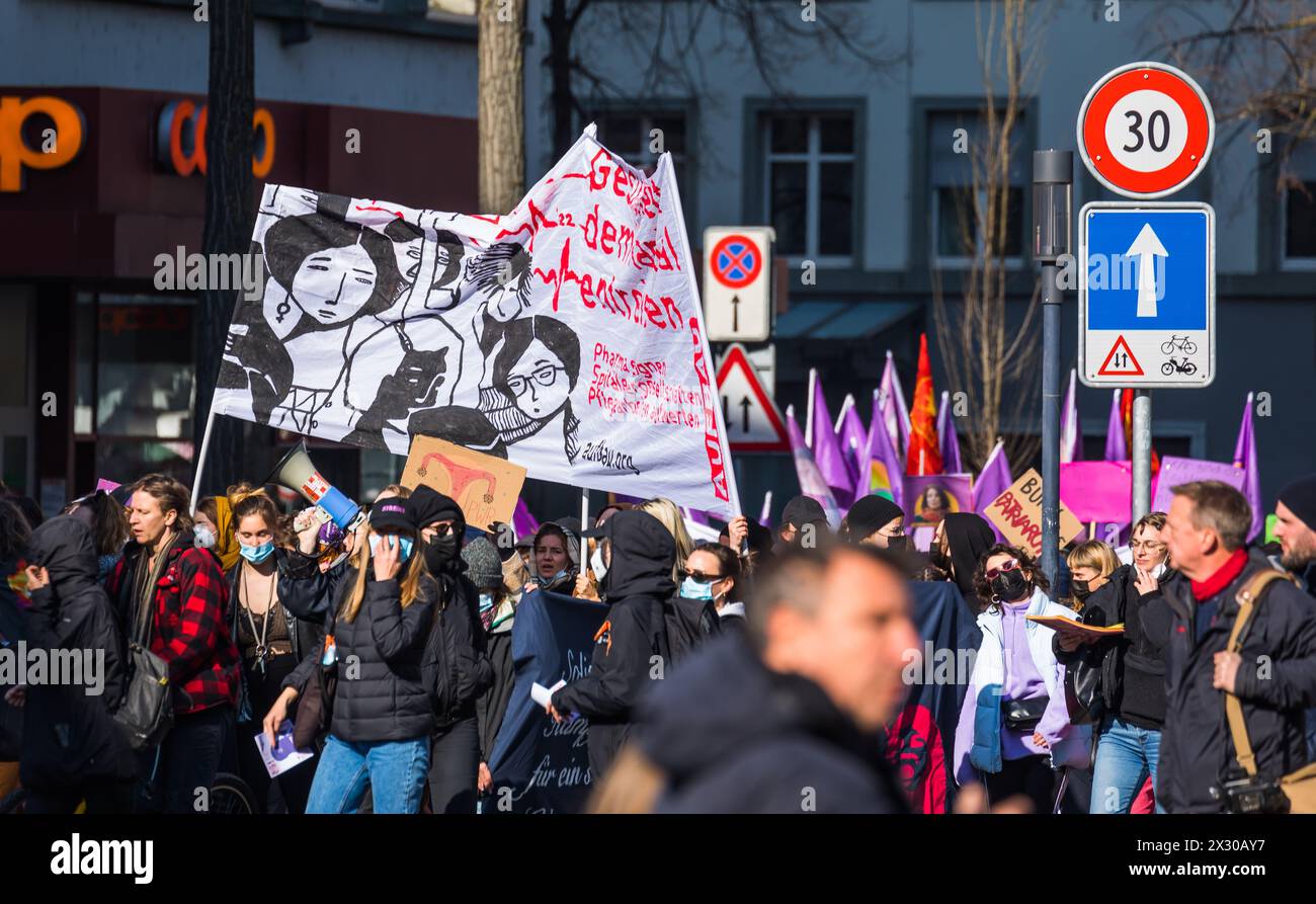 Zürich, Schweiz - 5. März 2022: In Zürich versammelten sich mehrere hundert Personen zu einer unbewilligten Kundgebung in Bezug auf den am 8. März sta Foto Stock