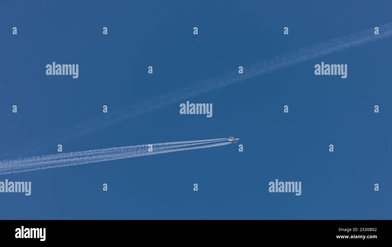 Zürich, Schweiz - 25. Gennaio 2021: Ein Airbus A380 von Emirates überquert den Schweizer Luftraum. Intestino zusehen sind die Kondensstreifen des vierstrahli Foto Stock