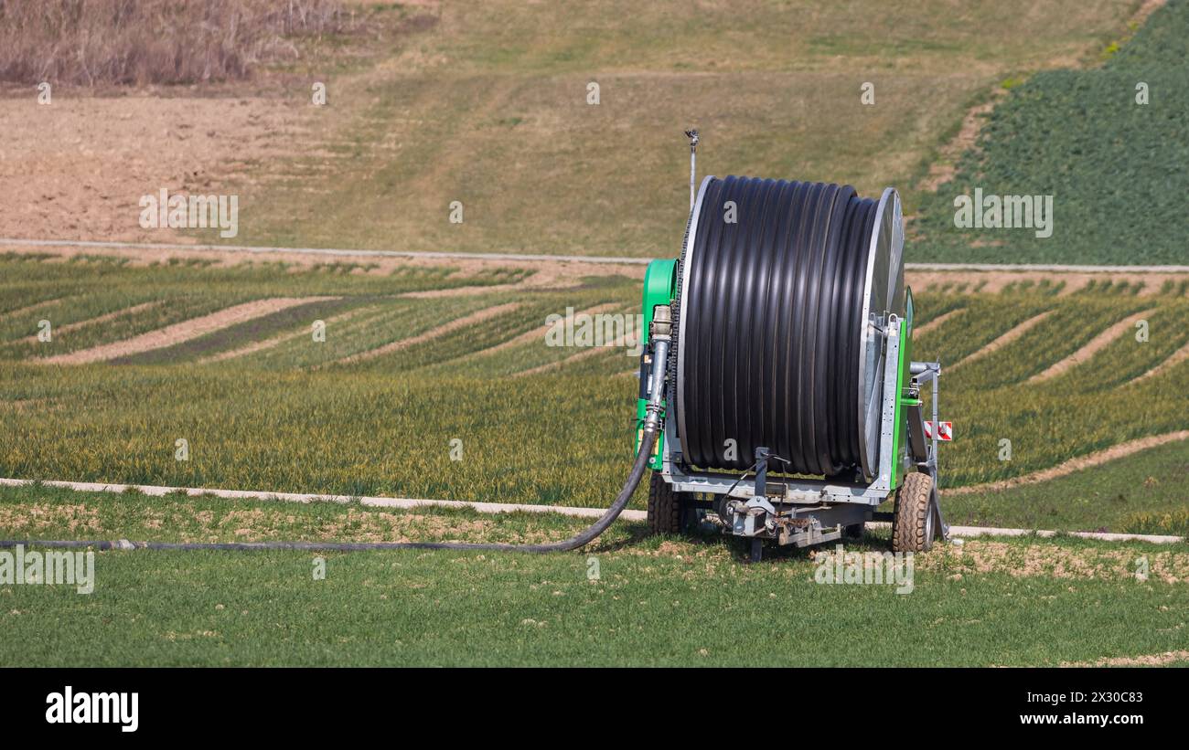 Oberglatt, Schweiz - 21. März 2022: Seit Wochen Hat es in der Schweiz nicht mehr geregnet. Die Bewässerungsanlagen kommen bereits zum Frühlingsbeginn Foto Stock