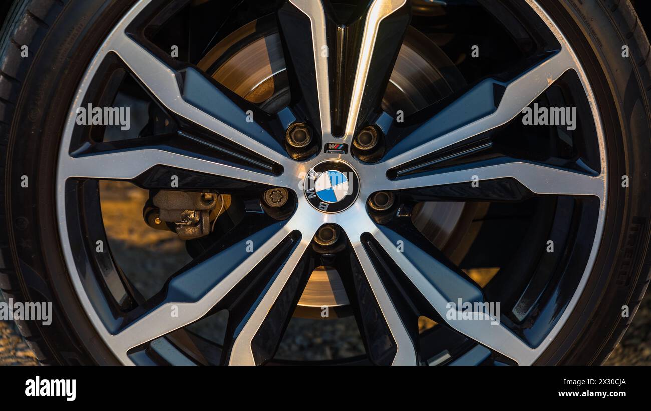 Andelfingen, Schweiz - 26. März 2022: Räder der Marke BMW un einem BMW X2. Foto Stock