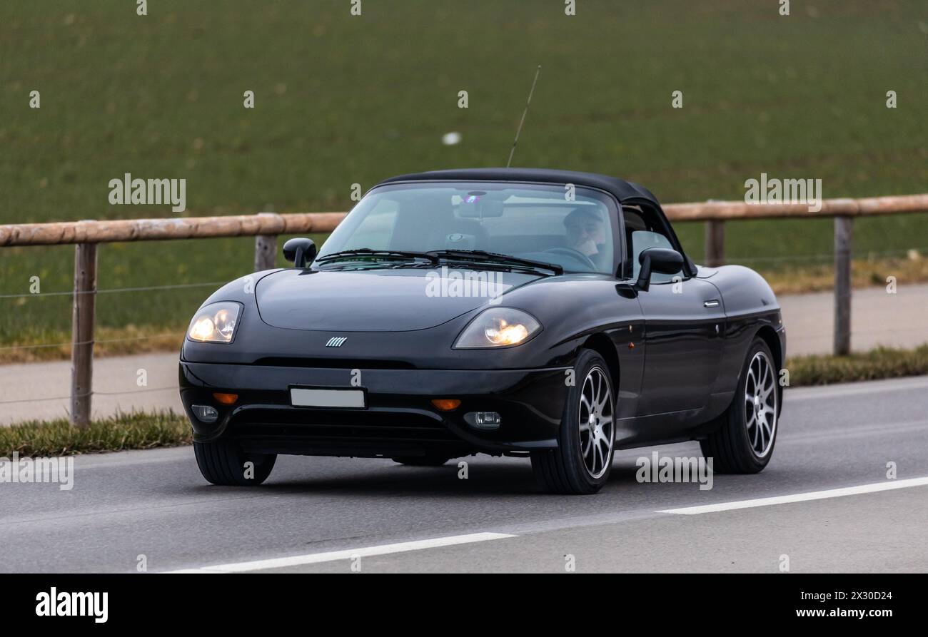 Zürich, Schweiz - 25. Gennaio 2022: Ein Fiat Barchetta auf einer Strasse ausserorts im Zürcher Unterland. Produktionszeitraum 1995 - 2005. Foto Stock