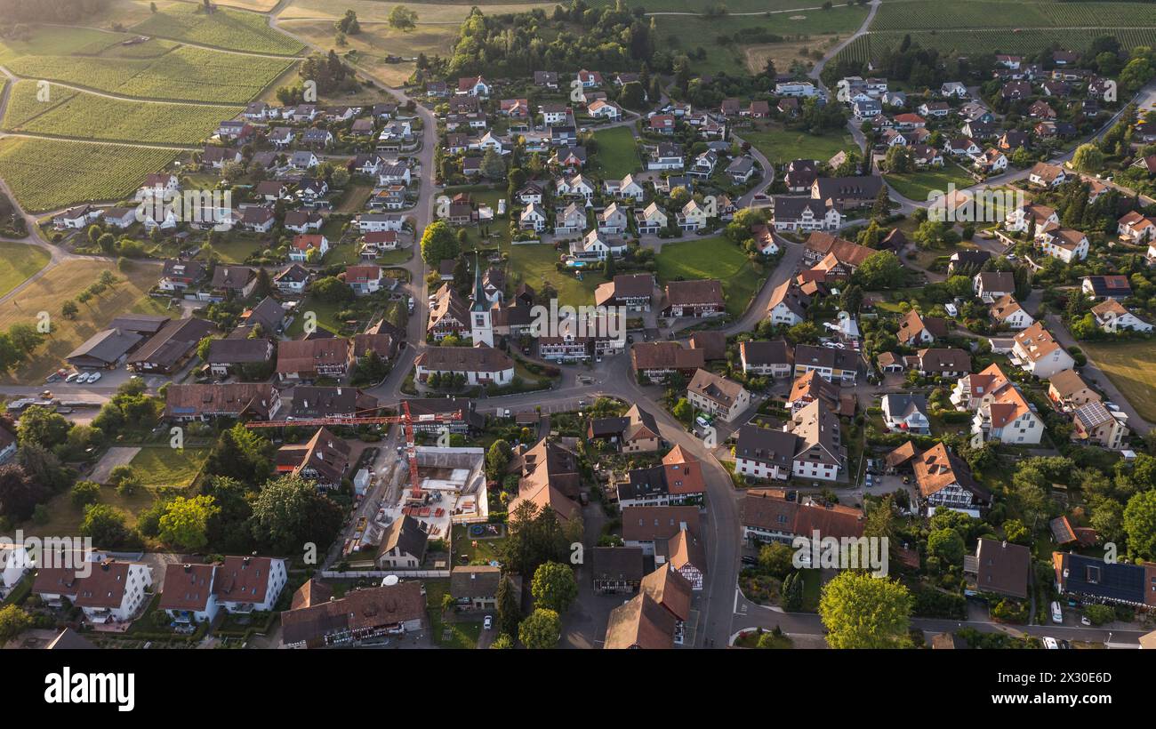 Die Gemeinde Rafz unmittelbar an der Grenze zu Deutschland ist in den Vergangenheit stark gewachsen. (Rafz, Schweiz, 18.06.2022) Foto Stock