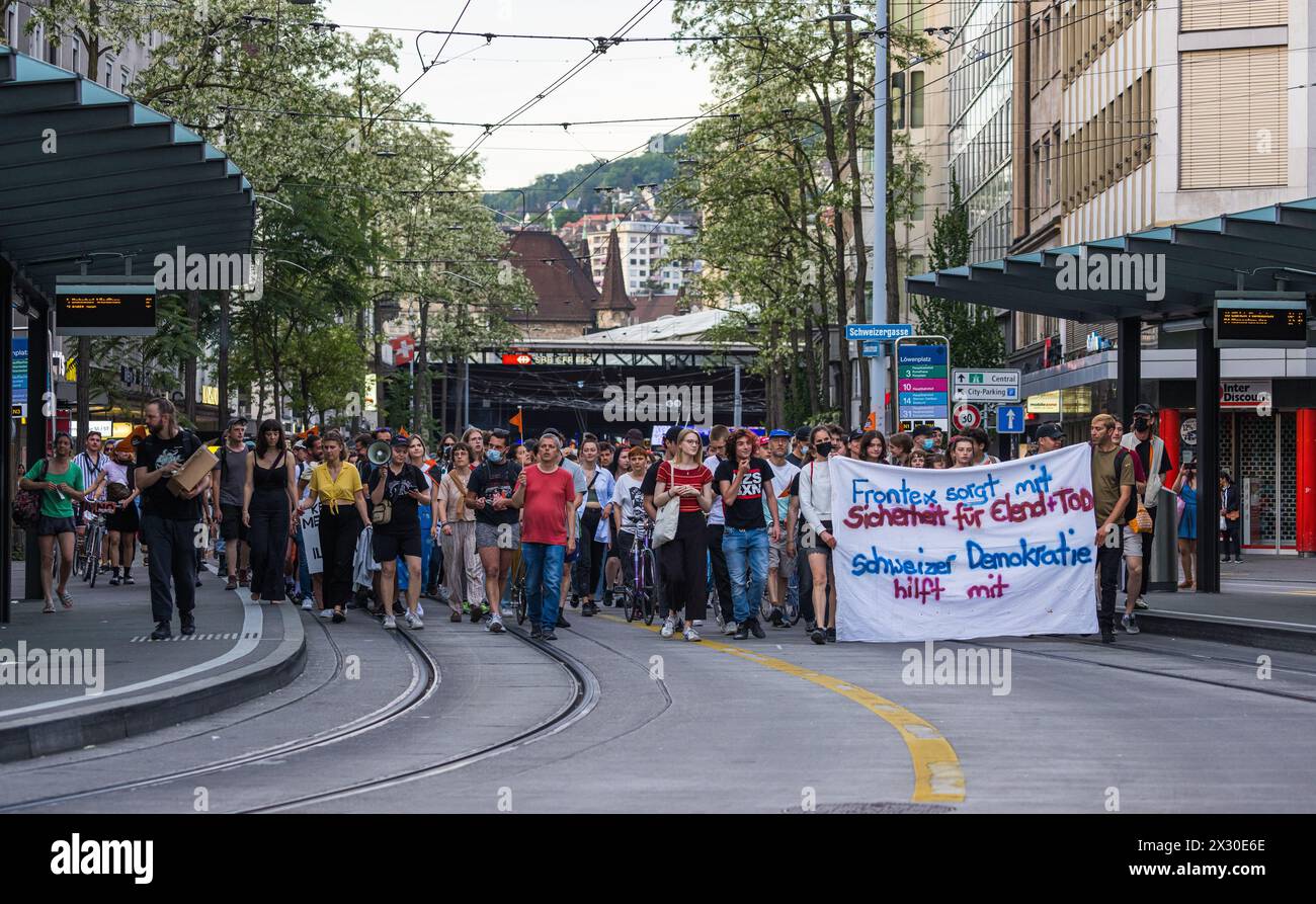 Zürich, Schweiz - 15. Mai 2022: In Zürich demonstrierten nach dem Ja zur Übernahme der EU-Verordnung über die Europäische Grenz- und Küstenwache (Fron Foto Stock