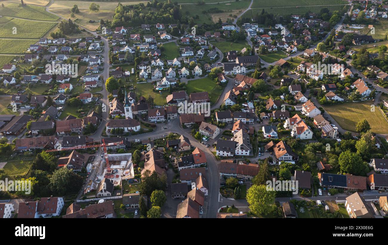 Die Gemeinde Rafz unmittelbar an der Grenze zu Deutschland ist in den Vergangenheit stark gewachsen. (Rafz, Schweiz, 18.06.2022) Foto Stock