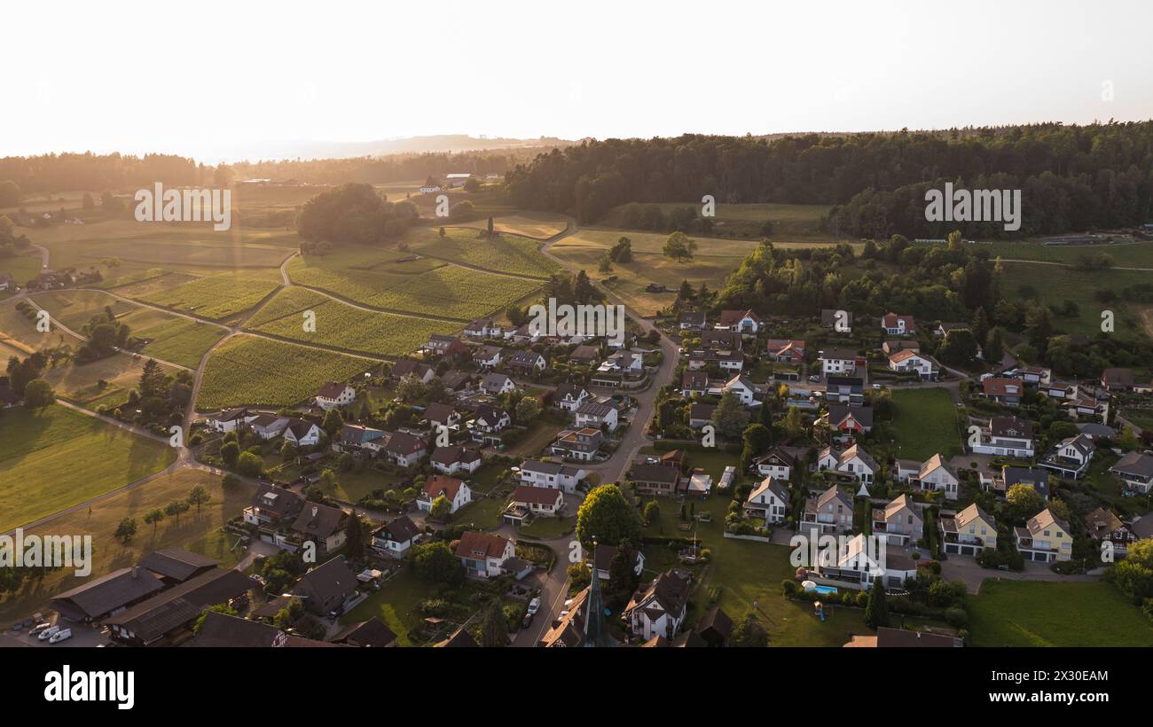 Die Gemeinde Rafz unmittelbar an der Grenze zu Deutschland ist in den Vergangenheit stark gewachsen. (Rafz, Schweiz, 18.06.2022) Foto Stock