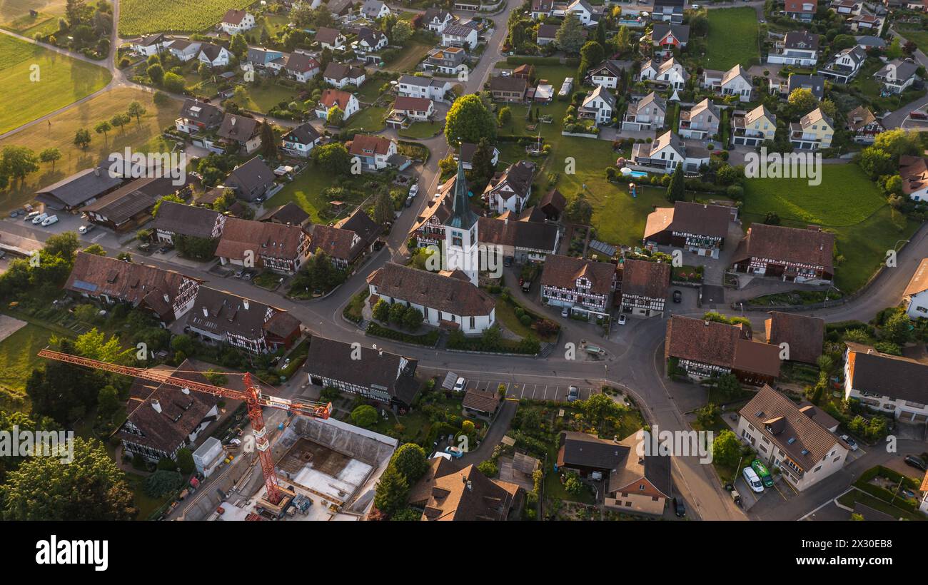 Die Gemeinde Rafz unmittelbar an der Grenze zu Deutschland ist in den Vergangenheit stark gewachsen. (Rafz, Schweiz, 18.06.2022) Foto Stock