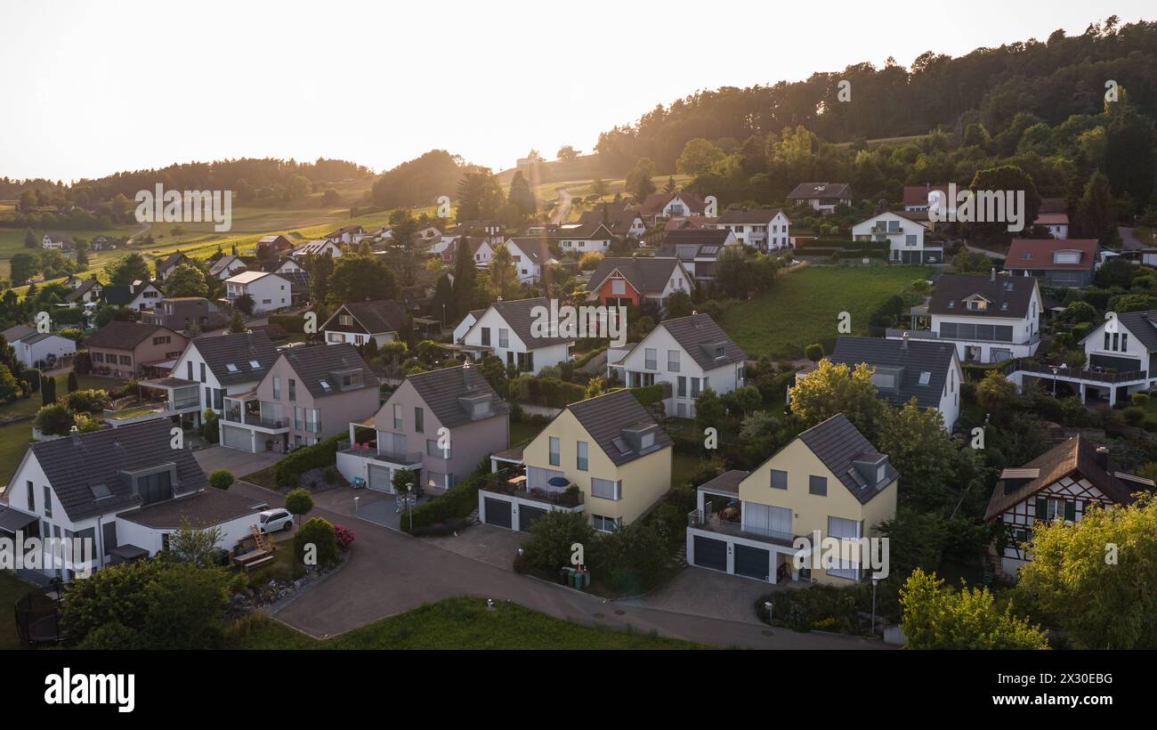 Die Gemeinde Rafz unmittelbar an der Grenze zu Deutschland ist in den Vergangenheit stark gewachsen. (Rafz, Schweiz, 18.06.2022) Foto Stock