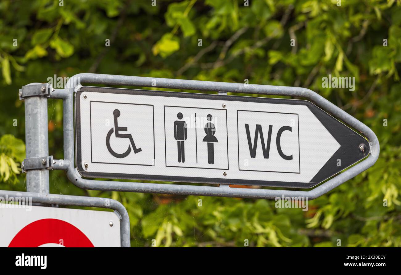 Ein Wegweiser zu einer toilette am Rheinfall. (Laufen-Uhwiesen, Schweiz, 16.05.2022) Foto Stock