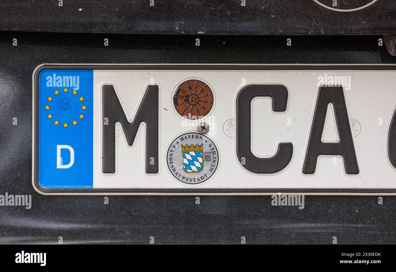 Ein Autokennzeichen aus der bayrischen Landeshauptstadt München. (Laufen-Uhwiesen, Schweiz, 16.05.2022) Foto Stock