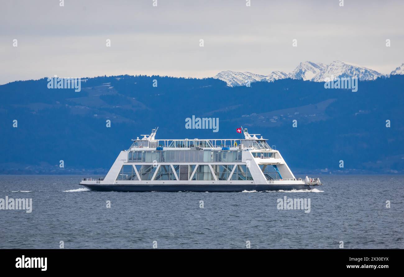 Die Autofähre Euregia kämpft sich durch den zunehmenden stürmischen Bodensee in Richtung Hafen Romanshorn. (Romanshorn, Svizzera, 20.02.2022) Foto Stock