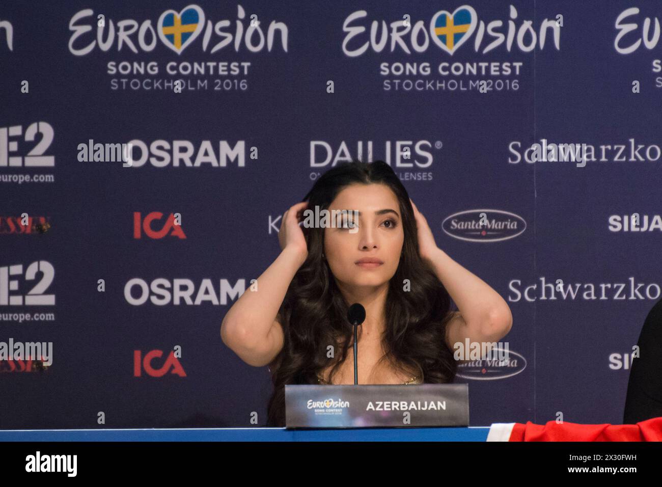 ESC 2016: Die 10 Sieger des ersten semi finales Stockholm, Schweden. 10) mai 2016. Samra Wird mit Miracle für Aserbaidschan ins finale einziehen. Stockholm Globe Arena Sweden *** ESC 2016 i 10 vincitori della prima semifinale Stoccolma, Svezia 10 maggio 2016 Samra parteciperà alla finale con Miracle per l'Azerbaigian Stockholm Globe Arena Sweden Foto Stock