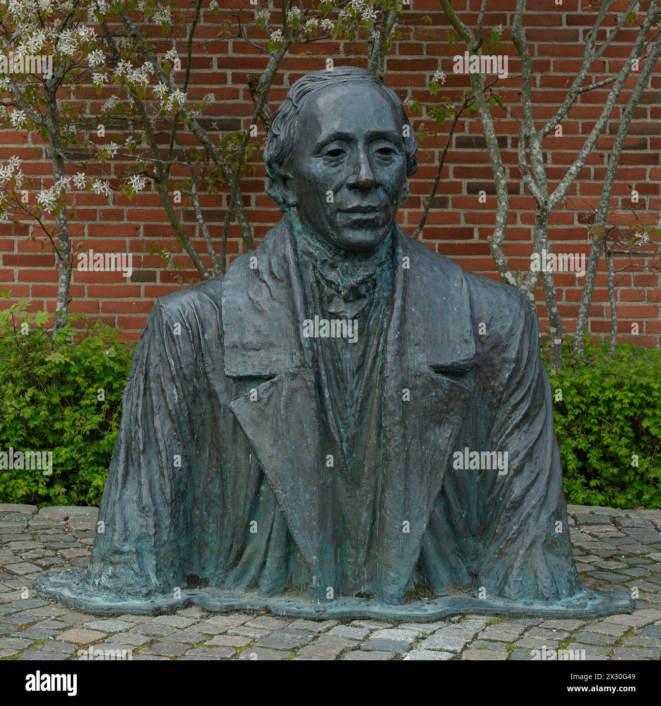 Statua in bronzo di H C Andersen su un marciapiede acciottolato, Odense, Danimarca, 19 aprile 2024 Foto Stock