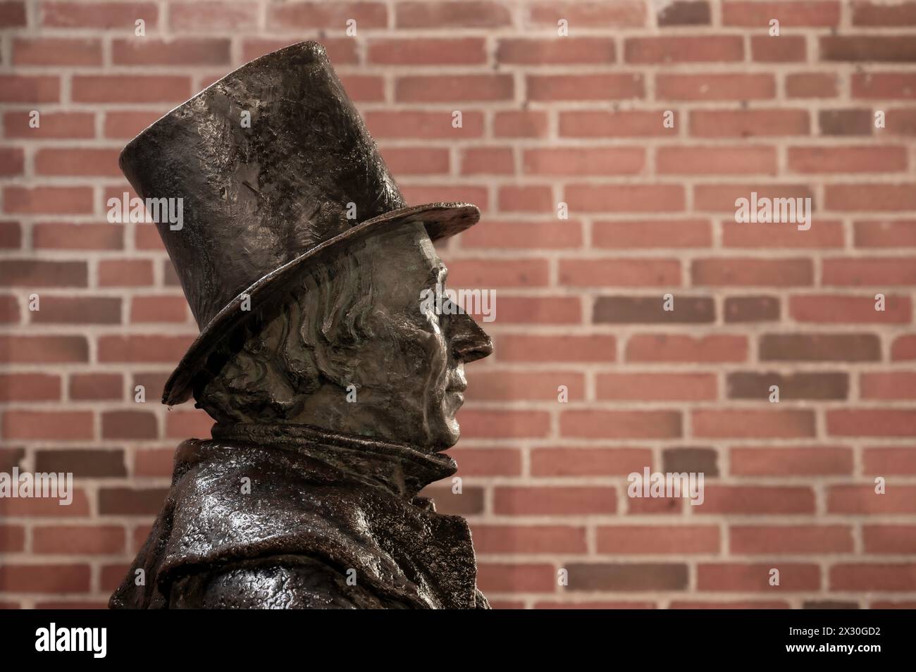 Profilo del famoso scrittore Hans Christian Andersen in cappello contro un muro di mattoni Foto Stock