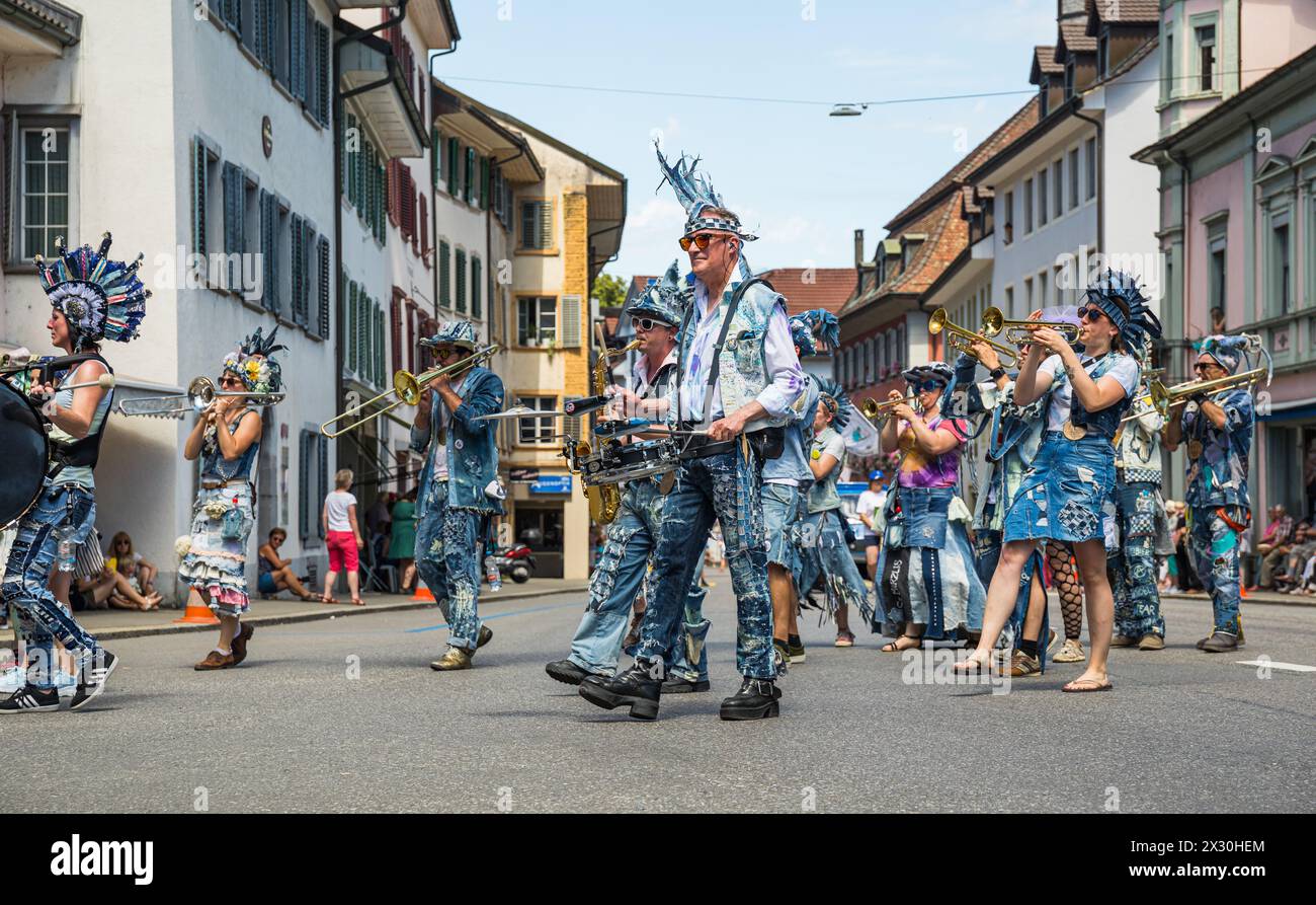 Die Guggenmusik se Barzlis ist an Fasnacht mehr heimisch. Doch am Festumzug des Jodlerfest Spielen auch sie auf. (Bad Zurzach, Schweiz, 12.06.2022) Foto Stock