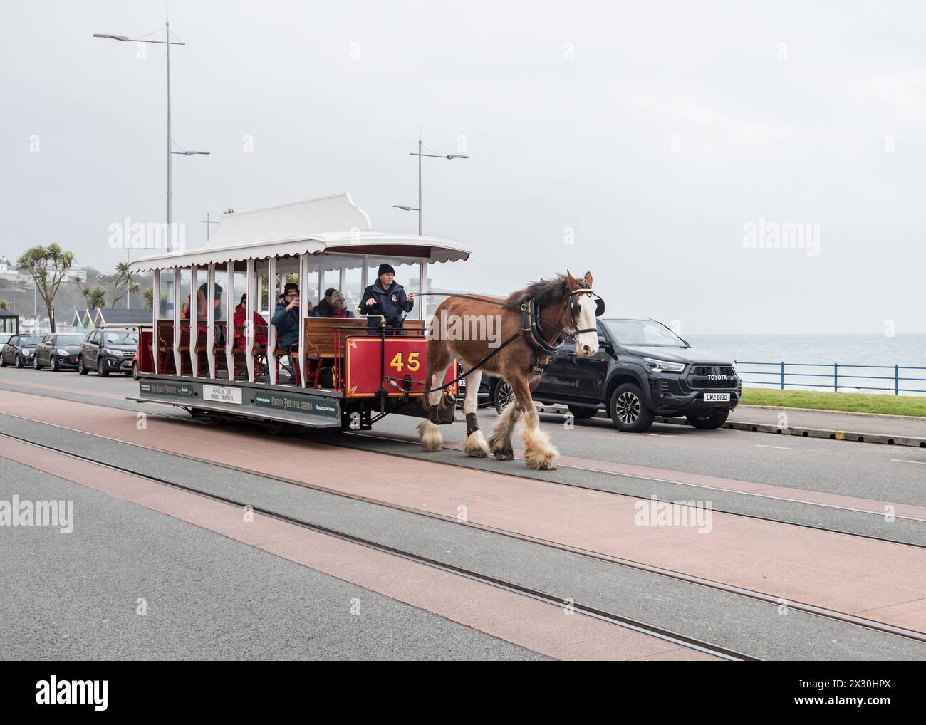 Tram trainato da cavalli che passa vicino al Rutland Hotel, Palace Terrace, Douglas, Isola di Man Foto Stock