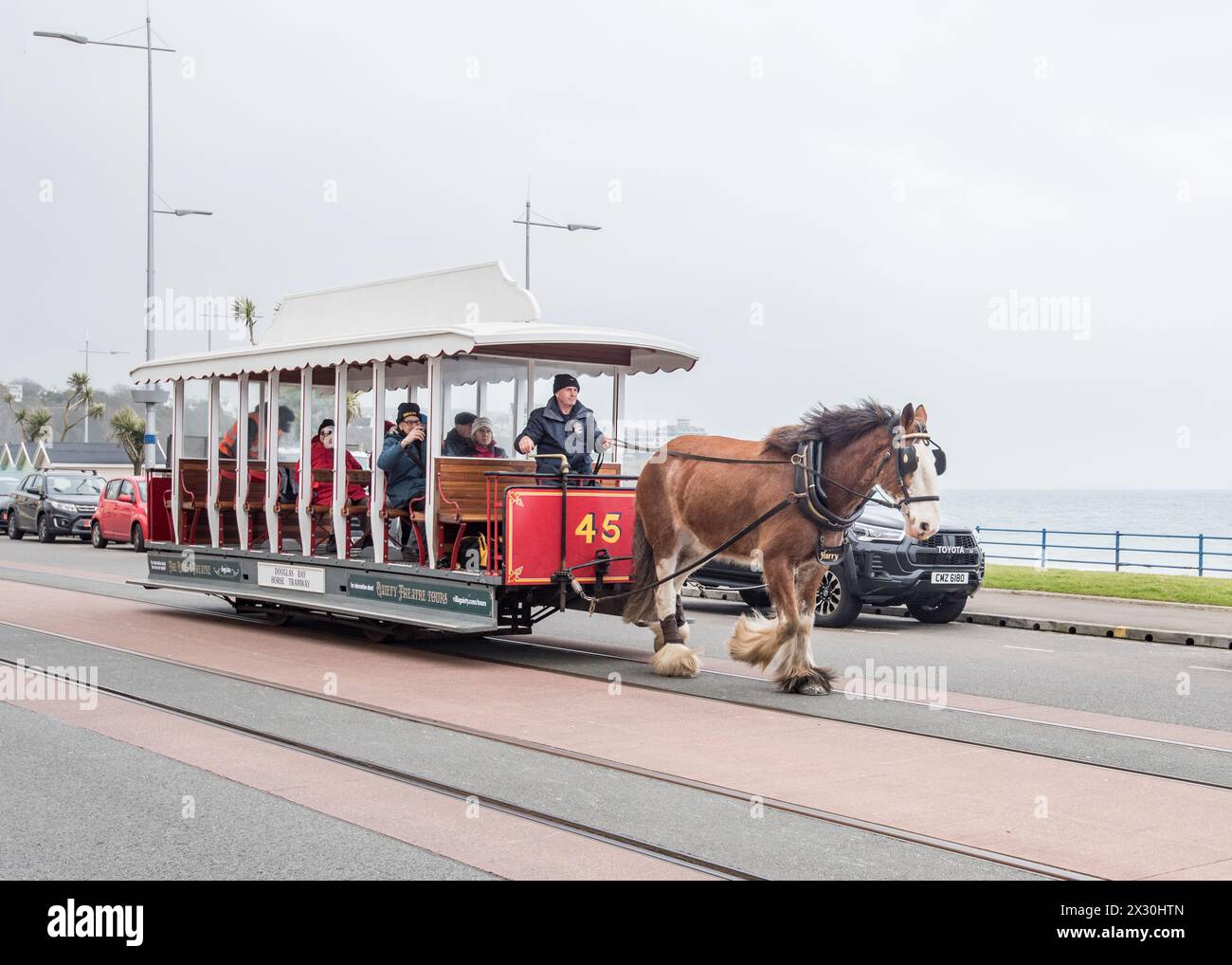 Tram trainato da cavalli che passa vicino al Rutland Hotel, Palace Terrace, Douglas, Isola di Man Foto Stock