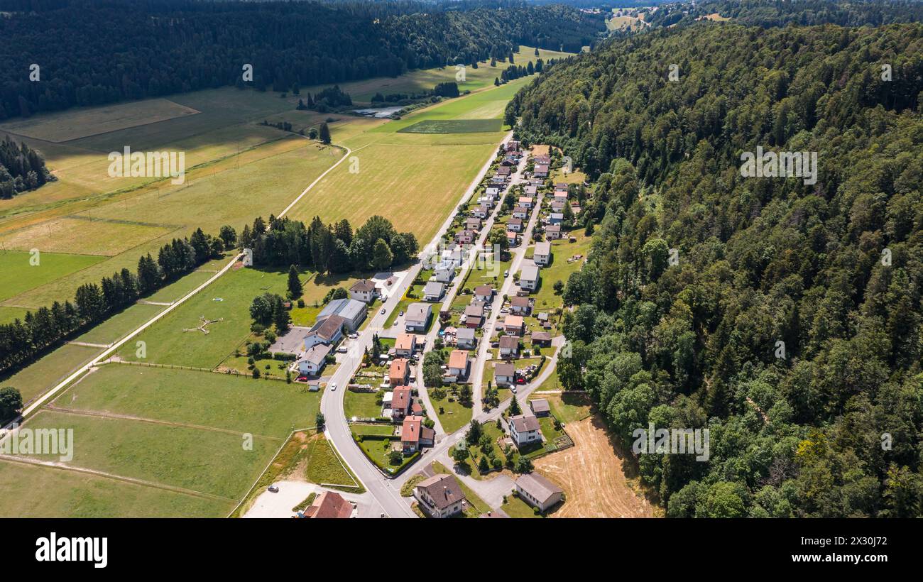 AM Südhang in Richtung Sonne blickend stehen in der bern-jurassischen Gemeine Bellaley Saicourt zahlreiche Einfamilienhäuser. (Bellelay Saicourt, Schw Foto Stock