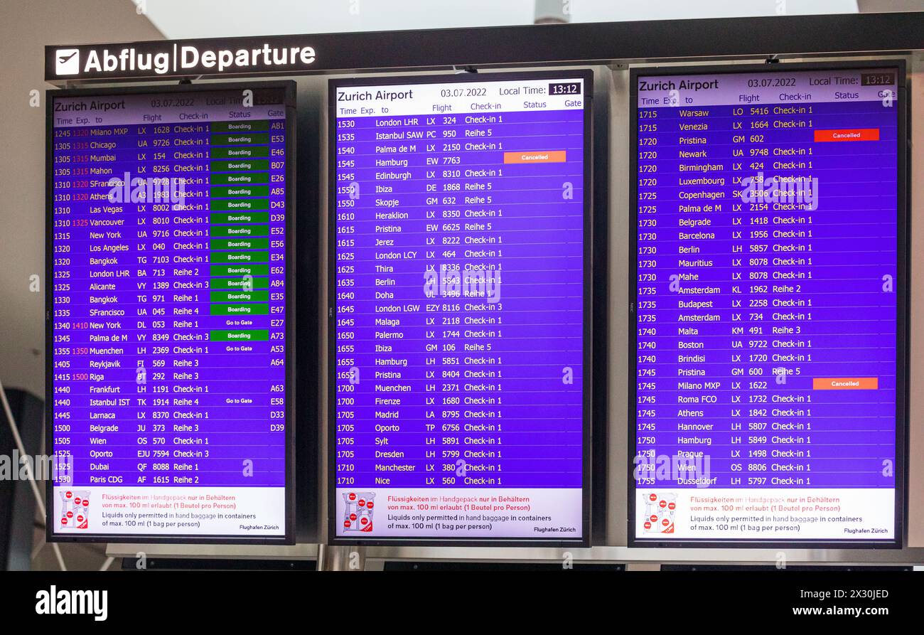 Eine Anzeigetafel am Flughafen Zürich zeigt die Abflüge, zahlreiche davon sind verspätet. (Zürich-Kloten, Svizzera, 03.07.2022) Foto Stock