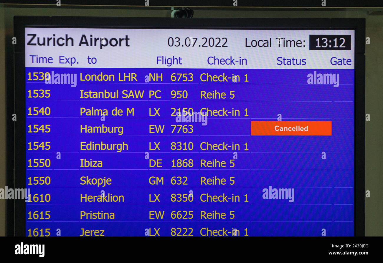 Eine Anzeigetafel am Flughafen Zürich zeigt die Abflüge, zahlreiche davon sind verspätet. (Zürich-Kloten, Svizzera, 03.07.2022) Foto Stock