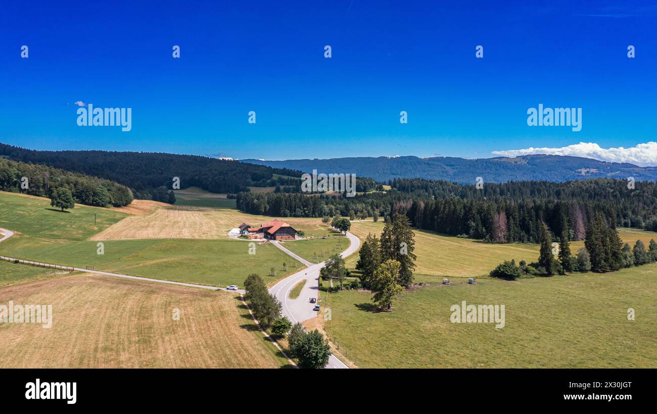 Blick in Richtung Berner Jura, welcher im Nordwesten der Schweiz, aber noch im Kanton Bern liegt. (Bellelay Saicourt, Svizzera, 25.06.2022) Foto Stock