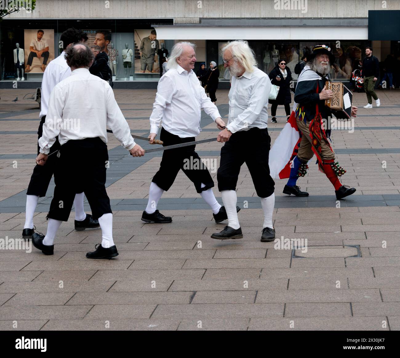 Ballerini di Morris che fanno una danza con la spada, Coventry, Regno Unito Foto Stock