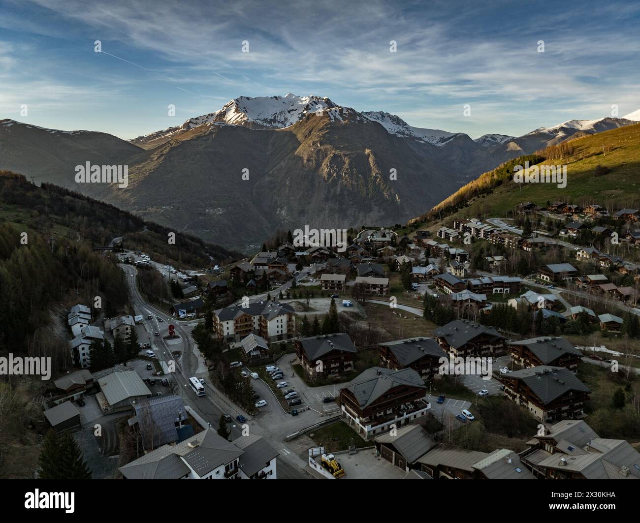 Foto del drone aereo. alpi francesi in inverno, Rodano Alpi in Francia Europa . Villaggio Les deux alpes in primavera. Città tra le montagne delle alpi durante la Foto Stock