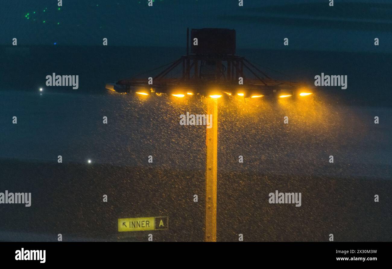 Die heftige Gewitterfront zieht mit starkem Regen über das Zürcher Unterland. Der Flughafen Zürich ist für inizia und Landungen geschlossen. Die Stimm Foto Stock