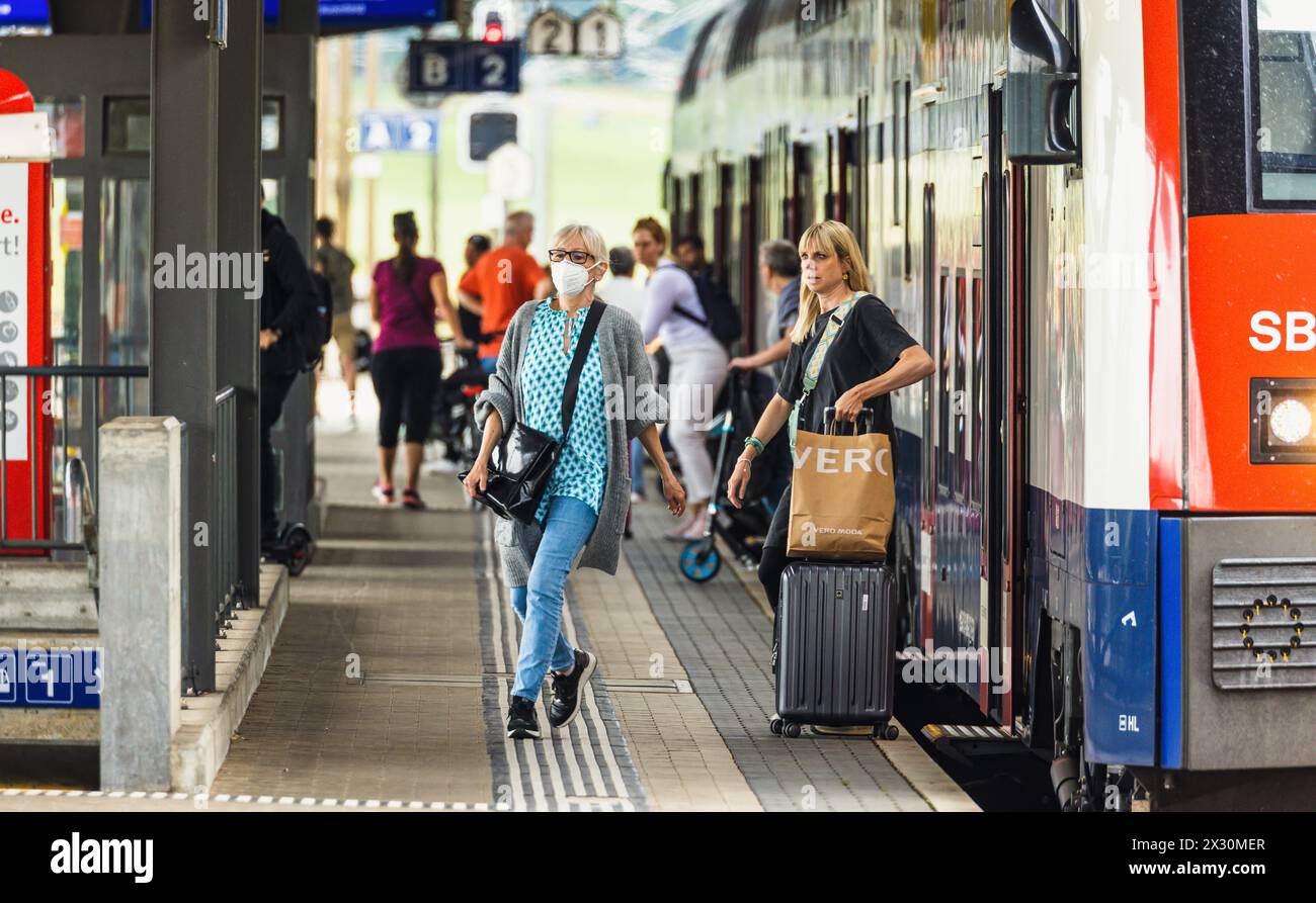 Fahrgäste fahren aus der S-Bahn der Linie S24 am Bahnhof Bassersdorf aus. (Bassersdorf, Schweiz, 06.06.2022) Foto Stock