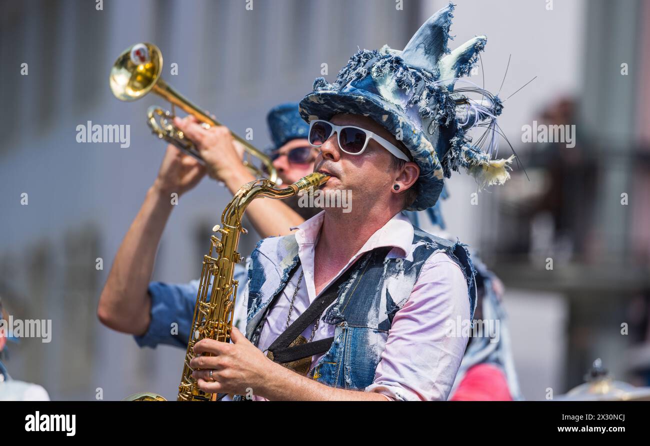 Die Guggenmusik se Barzlis ist an Fasnacht mehr heimisch. Doch am Festumzug des Jodlerfest Spielen auch sie auf. (Bad Zurzach, Schweiz, 12.06.2022) Foto Stock
