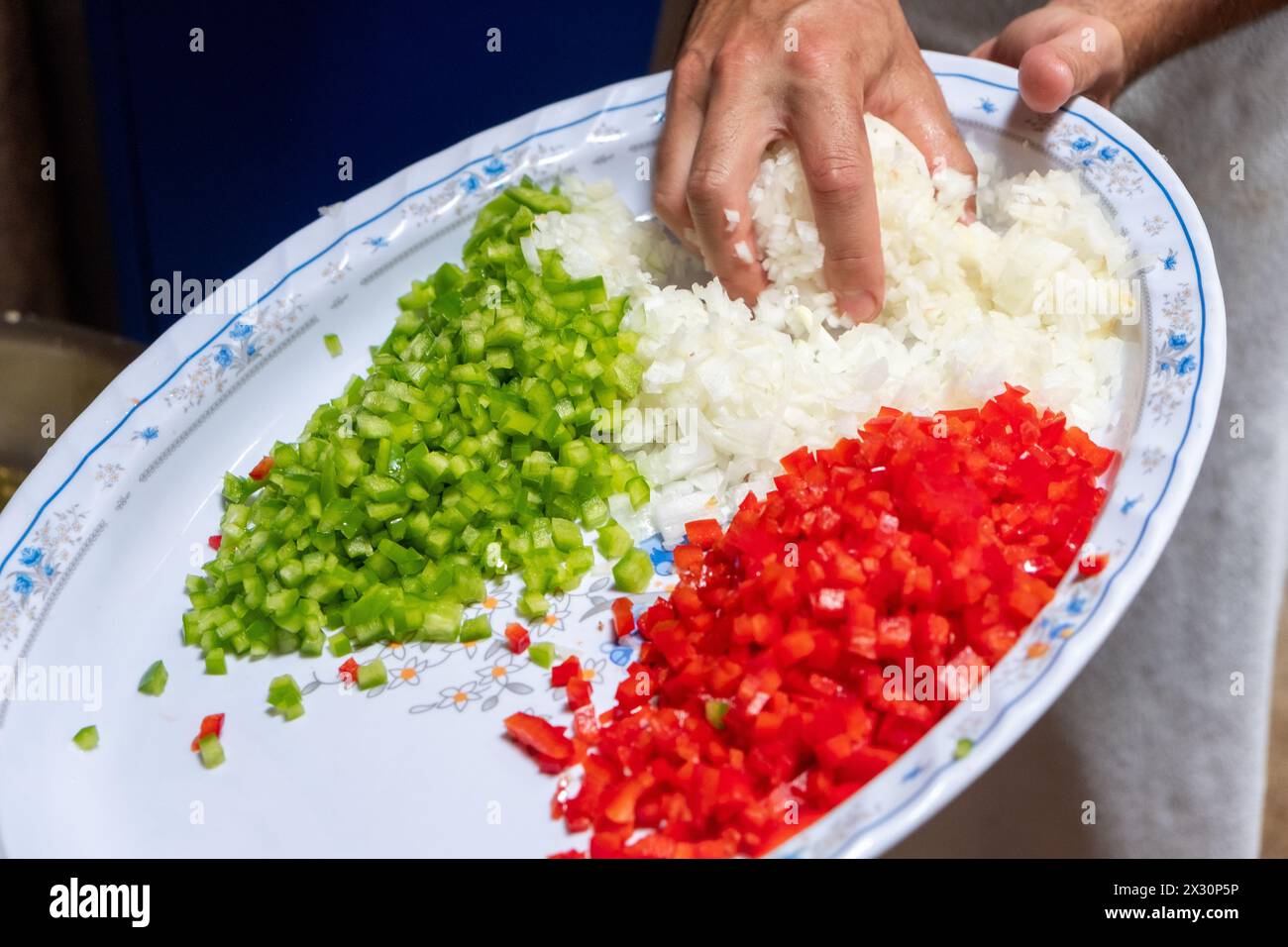 peperone verde, peperone rosso a dadini e cipolla come ingrediente per una ricetta di cottura. Background culinario Foto Stock