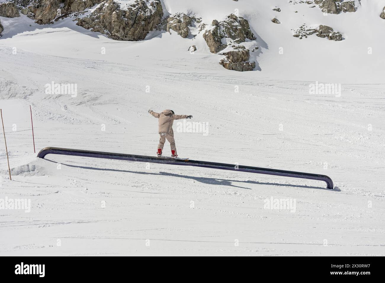 Trucchi per lo Snow Park in montagna. Trucchi per la pipa dello Snow Park. Snowboarder nel parco su un pipex. Jibbing invernale nello snwopark delle Alpi. Snow Park sulle alpi. Foto Stock