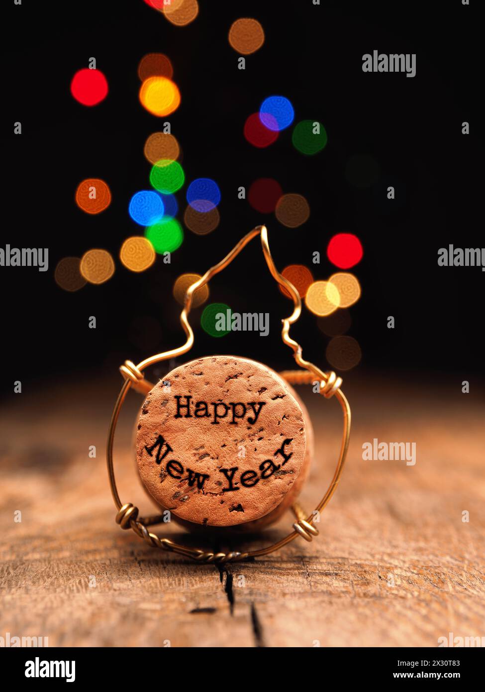 Bottiglia di champagne con scritta Happy New Year , concetto di Capodanno, cartolina di auguri, luci di Natale Foto Stock