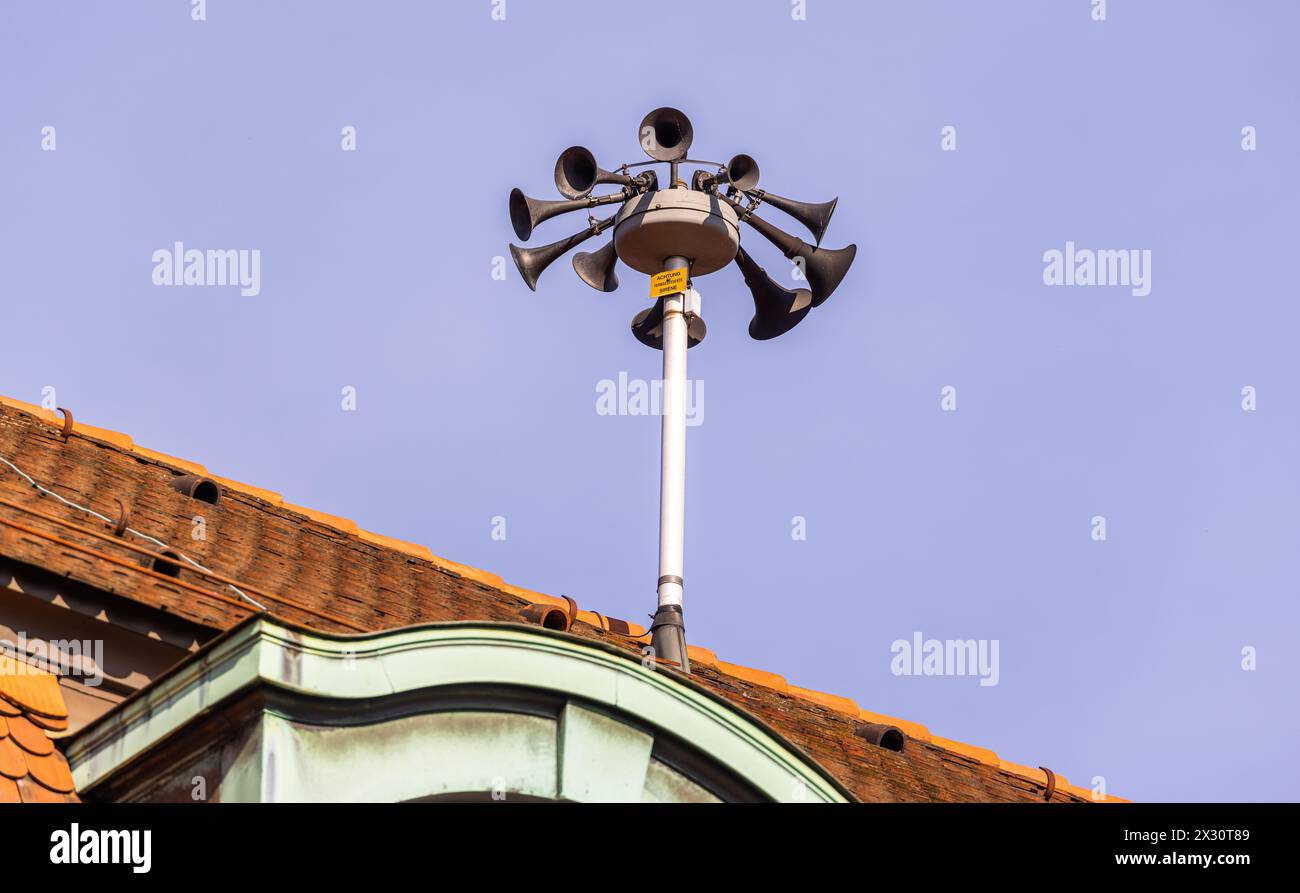 Die Sirenen auf Hausdächer dienen zur Alarmierung der Bevölkerung, beispielsweise bei Gefahrensituationen. (Zürich, Schweiz, 16. Mai 2022) Foto Stock