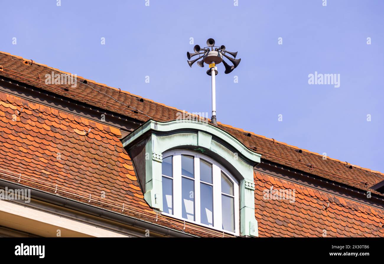 Die Sirenen auf Hausdächer dienen zur Alarmierung der Bevölkerung, beispielsweise bei Gefahrensituationen. (Zürich, Schweiz, 16. Mai 2022) Foto Stock