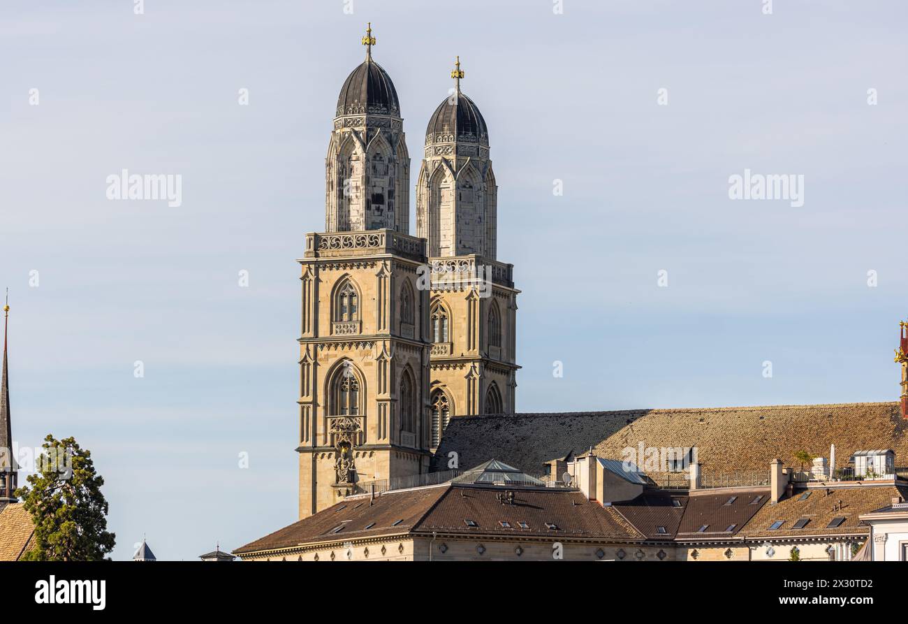 Die reformierte Kirche Grossmünster in der Zürcher Altstadt ist im romanischen Baustill gebaut. Erkennungszeichen der Kirche sind die zwei hohen Kirch Foto Stock