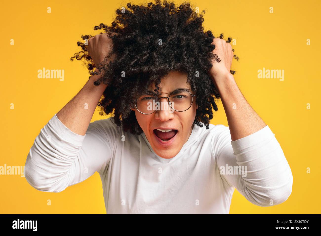 Il pianto uomo con capelli cespuglioso avendo problemi Foto Stock